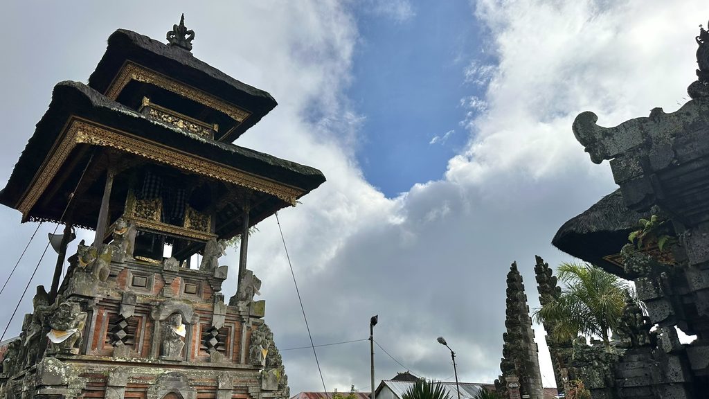 ウルン・ダヌ・バトゥール寺院の鐘楼と石造りの門