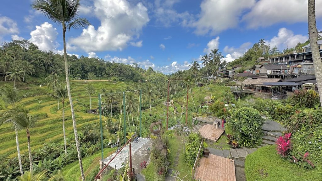 テガラランの棚田と斜面に広がるD Tukad Coffee Club Bali