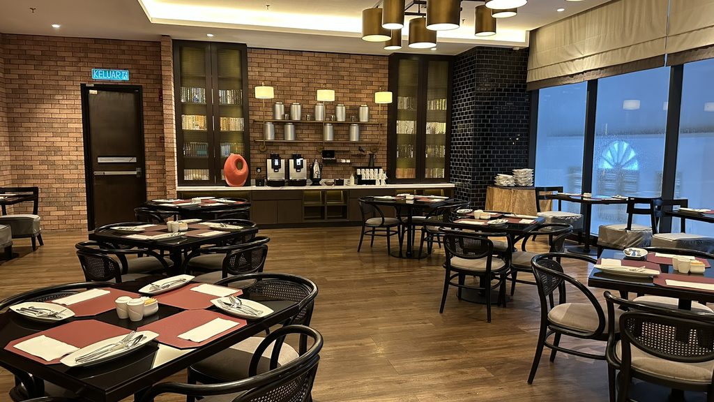 Brasserie 25のテーブルとカウンターを備えた朝食会場