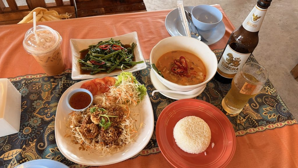 MAMA Restaurantで注文したエビ料理、カレーと空芯菜炒め