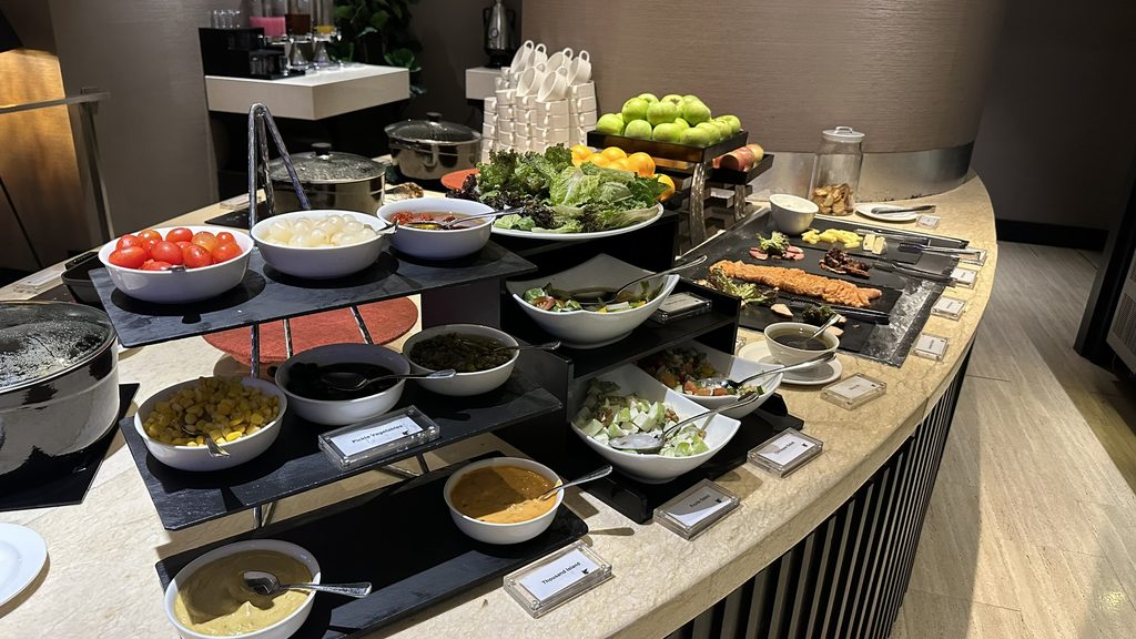 ラウンジ朝食のサラダや冷製料理