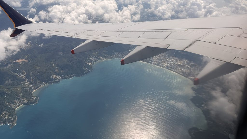 プーケットへ向かう飛行機の窓から見えた海岸線