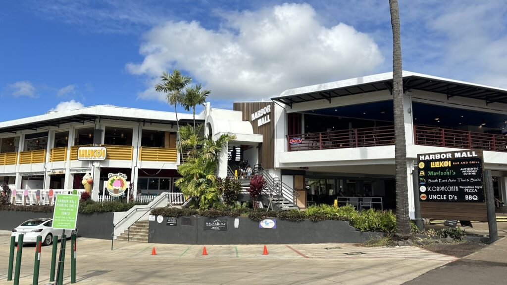 リフエのHARBOR MALL外観とLilikoi Bar and Grillの看板