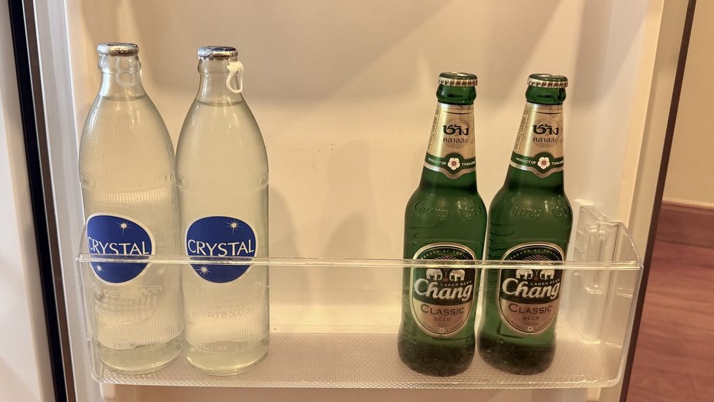 冷蔵庫に用意されていた水とビール2本