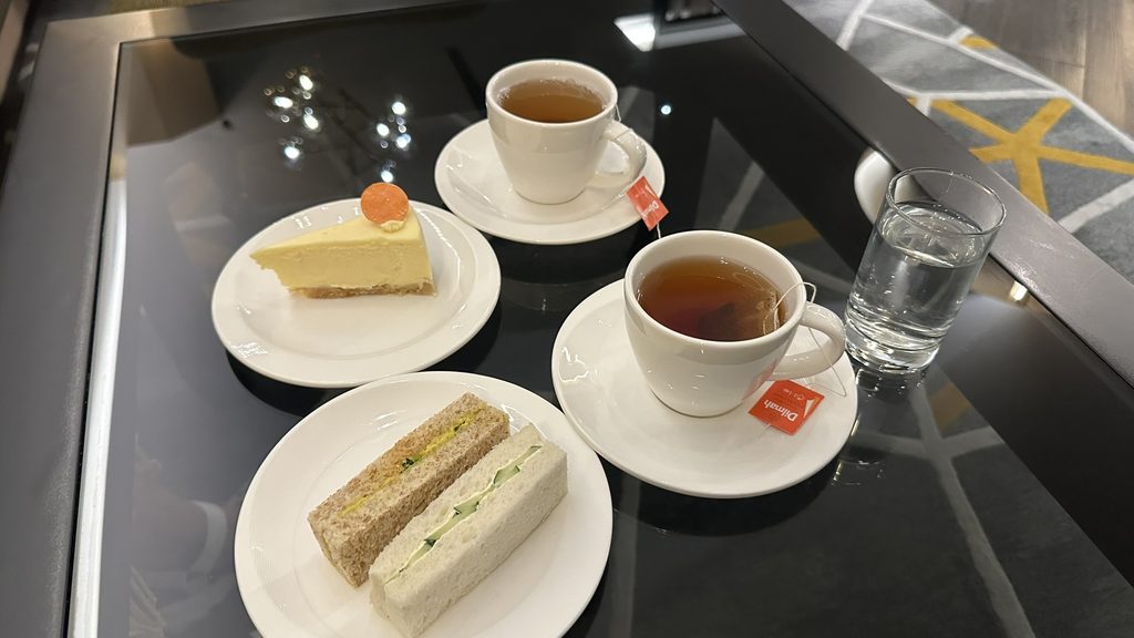 午後の軽食で選んだサンドイッチ、ケーキ、紅茶