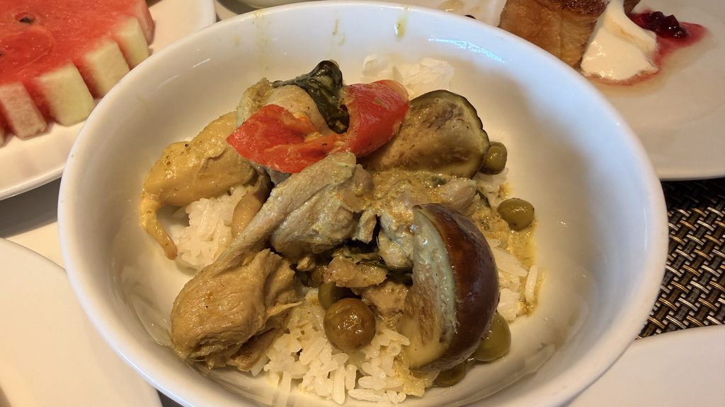 朝食で食べたグリーンカレーライス