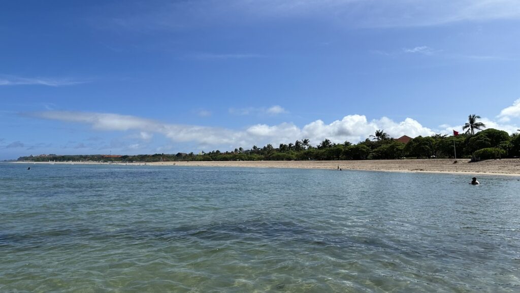 ヌサドゥアビーチの海と砂浜