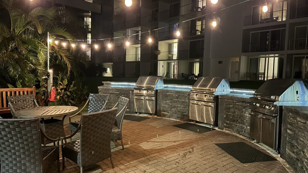 夜の屋外BBQグリルとテーブル席