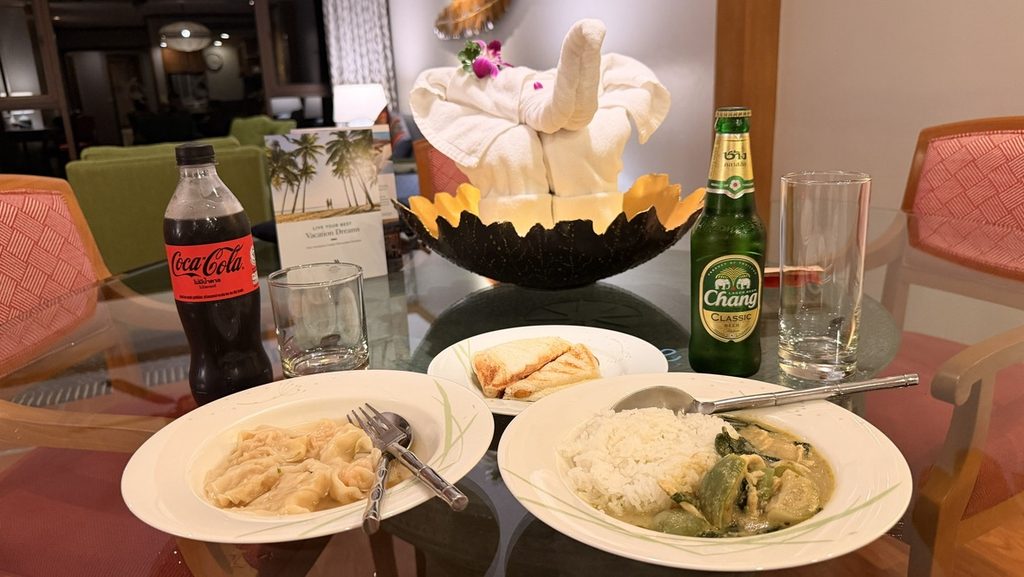 セブン‐イレブンの食事を客室の食器へ盛り付けた夕食
