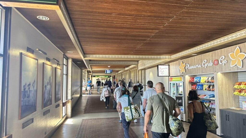 リフエ空港の到着ロビーにある売店と通路