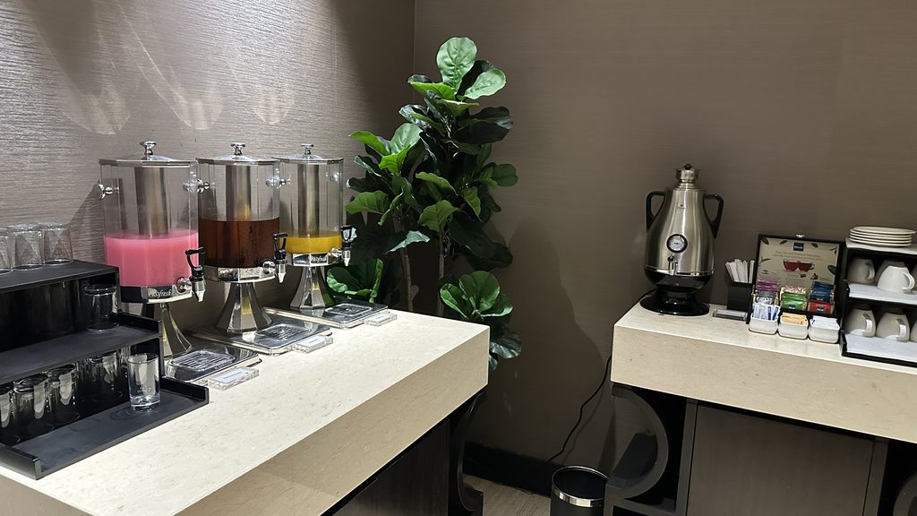 ラウンジ朝食のジュースと紅茶のコーナー