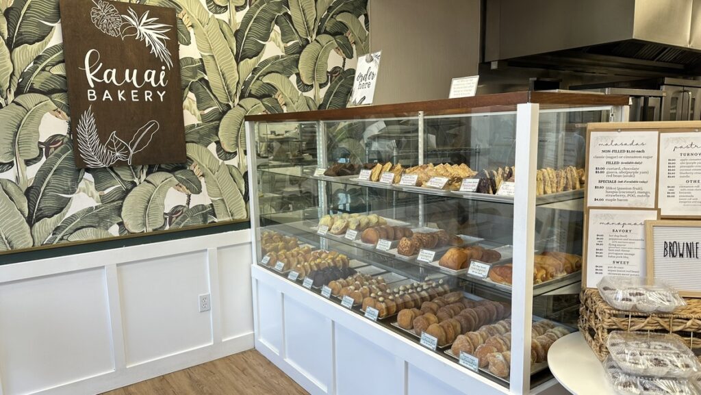 Kauai Bakeryの店内と焼き菓子のショーケース
