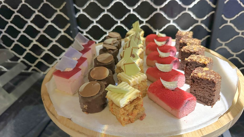 少しずつ取りやすい一口サイズのケーキ