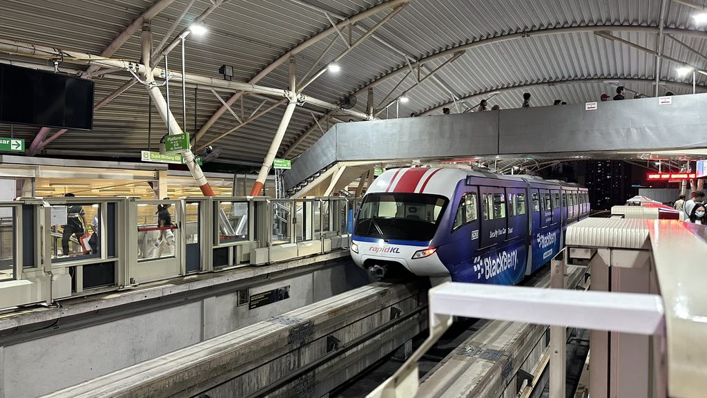 ブキッビンタン駅のホームとKLモノレール