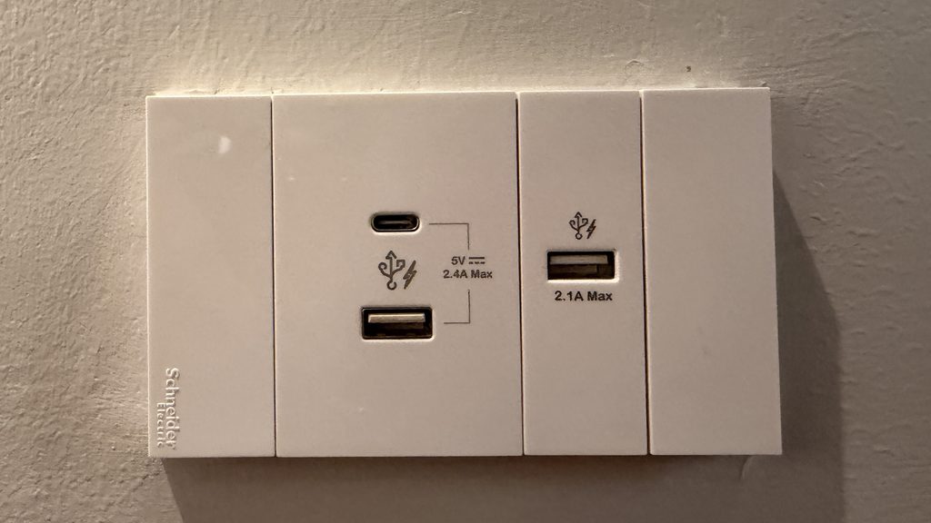USB Type-CとType-Aを備えた客室の電源