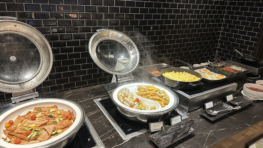 Brasserie 25の朝食ビュッフェに並ぶ温かい料理