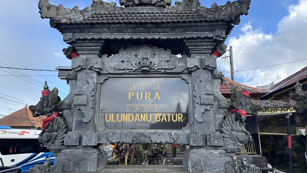 ウルン・ダヌ・バトゥール寺院の名称が刻まれた入口の石門