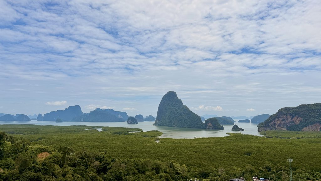 空とマングローブと島々を広く見渡したパンガー湾の景色