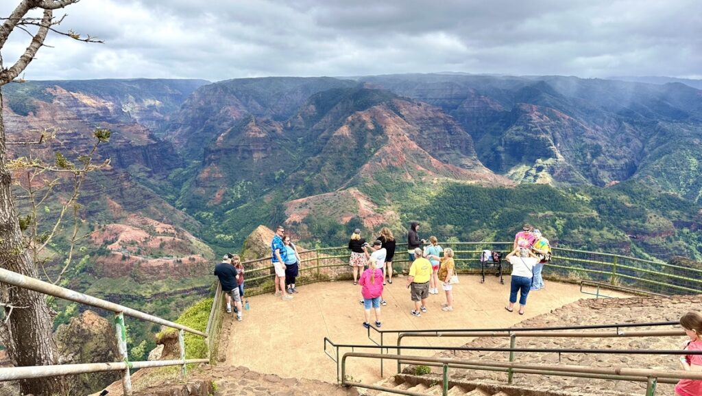 Waimea Canyon Lookoutの展望デッキと渓谷