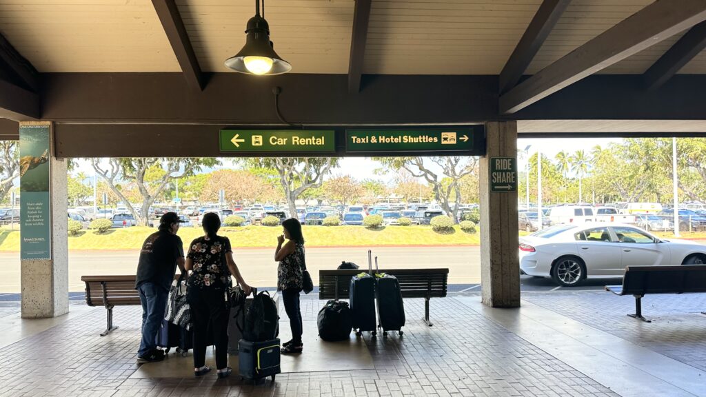 リフエ空港のタクシー・ホテルシャトル乗り場案内
