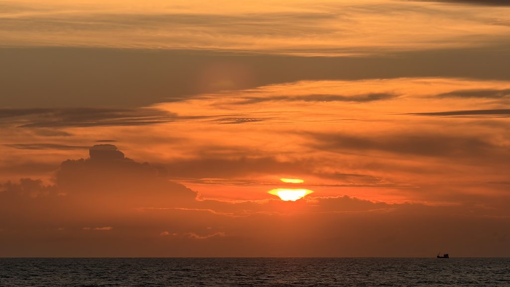 雲の間から見えたマイカオビーチの夕日