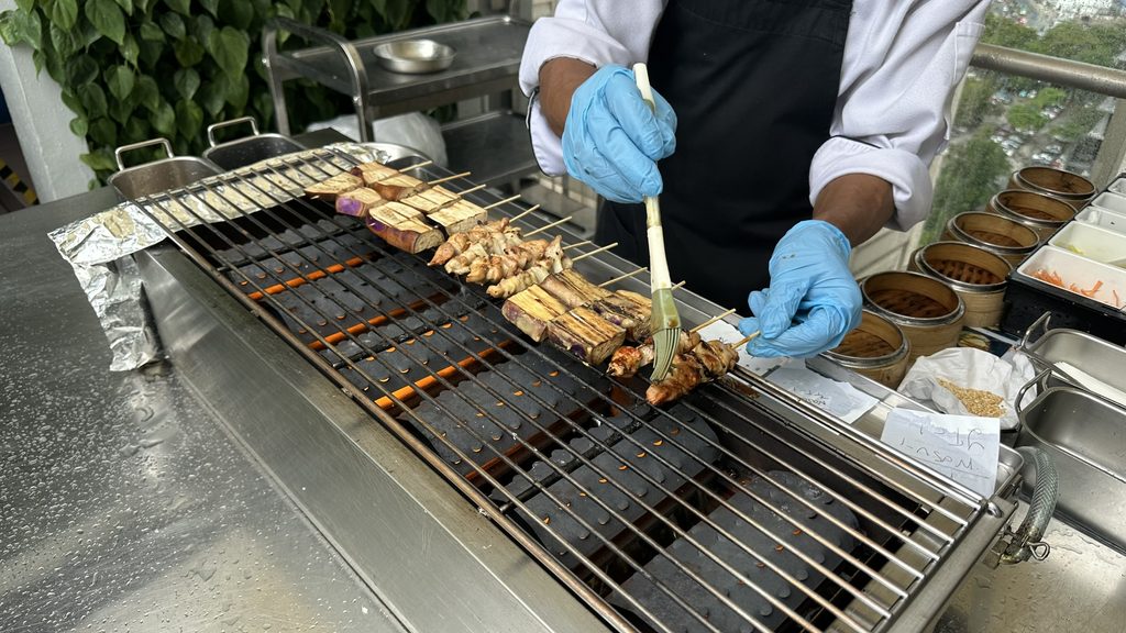 ルーフトップでスタッフが焼いている串料理