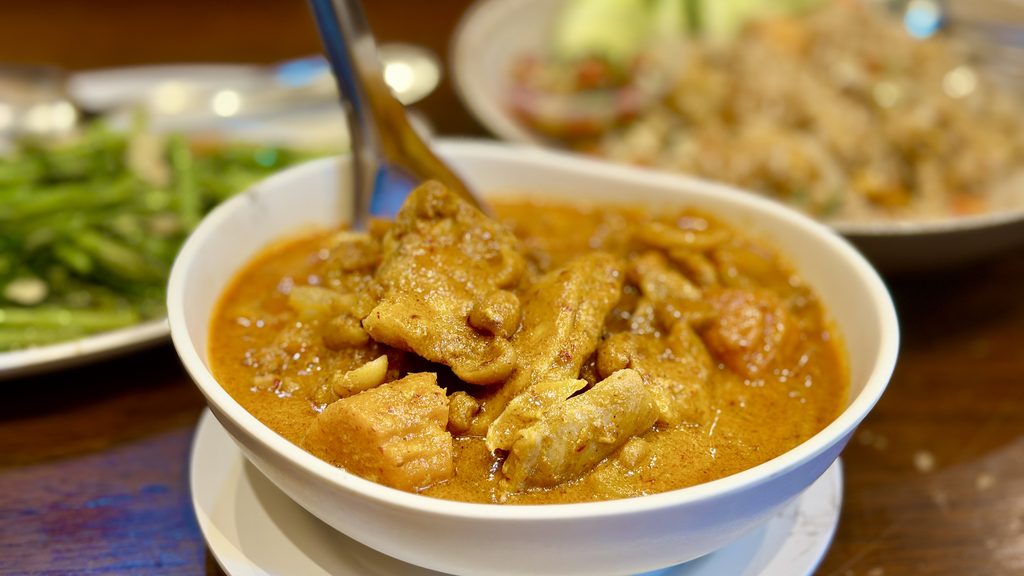 Kin Dee Restaurantのチキンマッサマンカレー