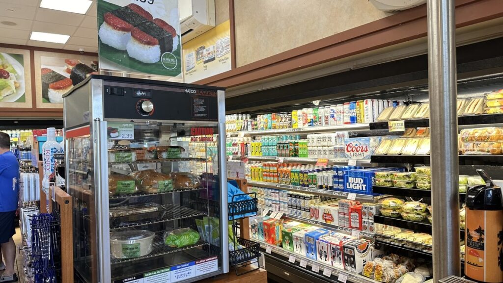 ABC Storesのデリと飲み物が並ぶ店内