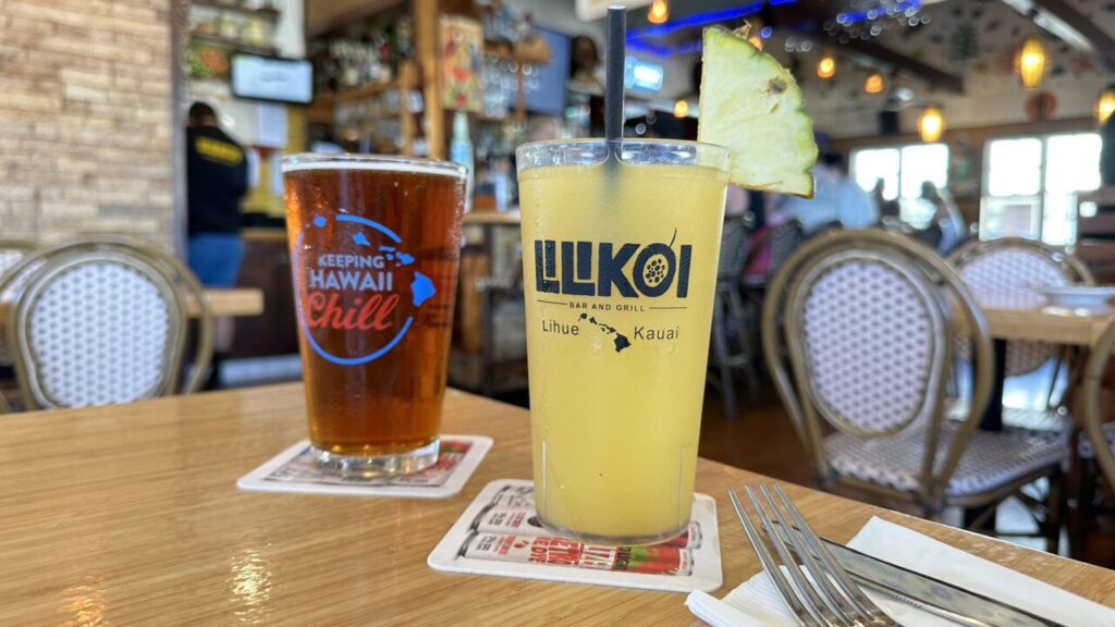 Lilikoi Bar and Grillで注文したビールとカクテル