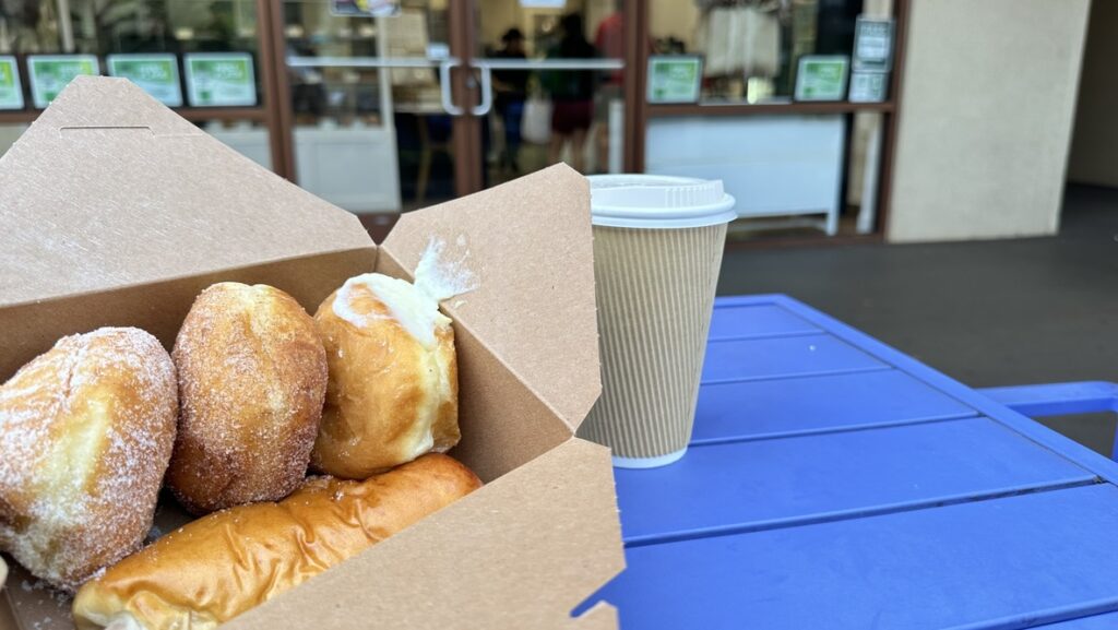 Kauai Bakeryで購入したマラサダとコーヒー