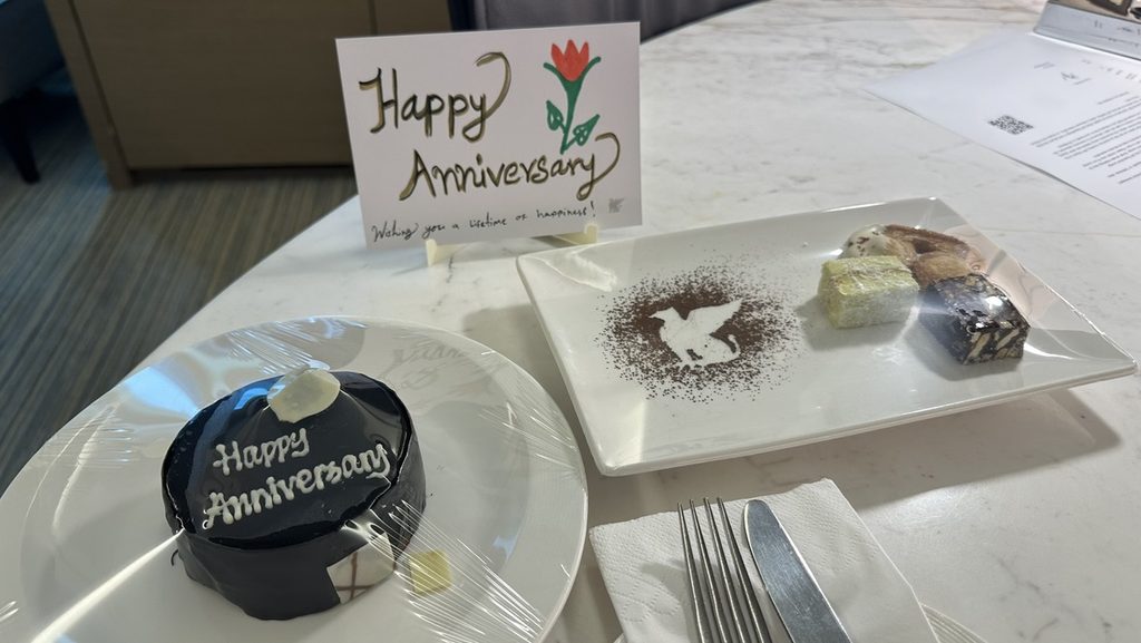 結婚記念旅行に用意していただいたケーキとメッセージカード