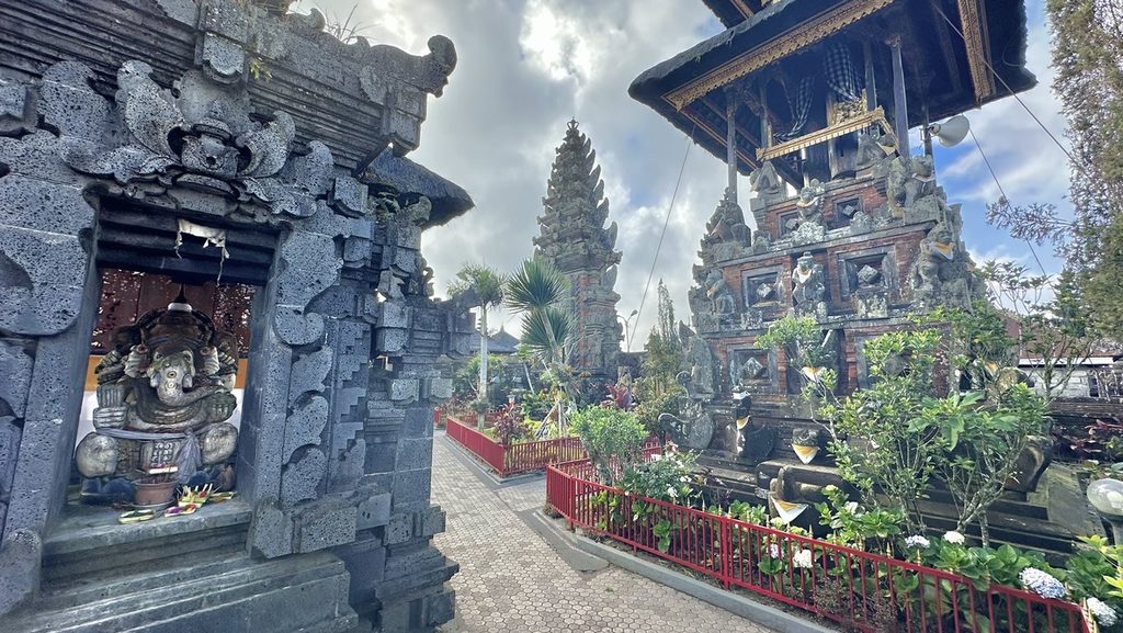 ウルン・ダヌ・バトゥール寺院の装飾された石門と多層の祠