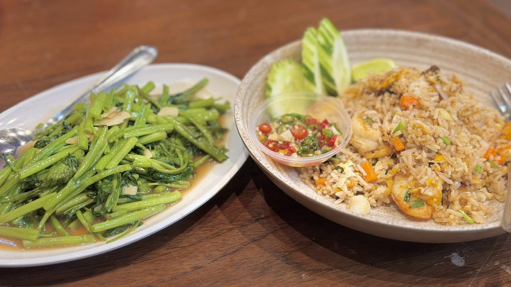 Kin Dee Restaurantの空芯菜炒めとエビチャーハン