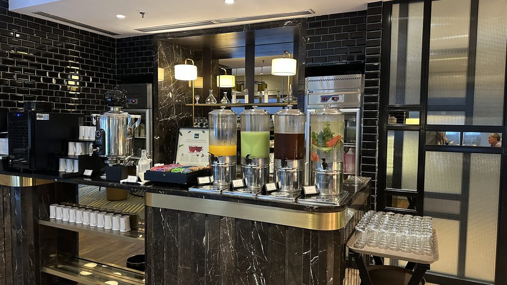 朝食会場のジュースとコーヒーのドリンクコーナー