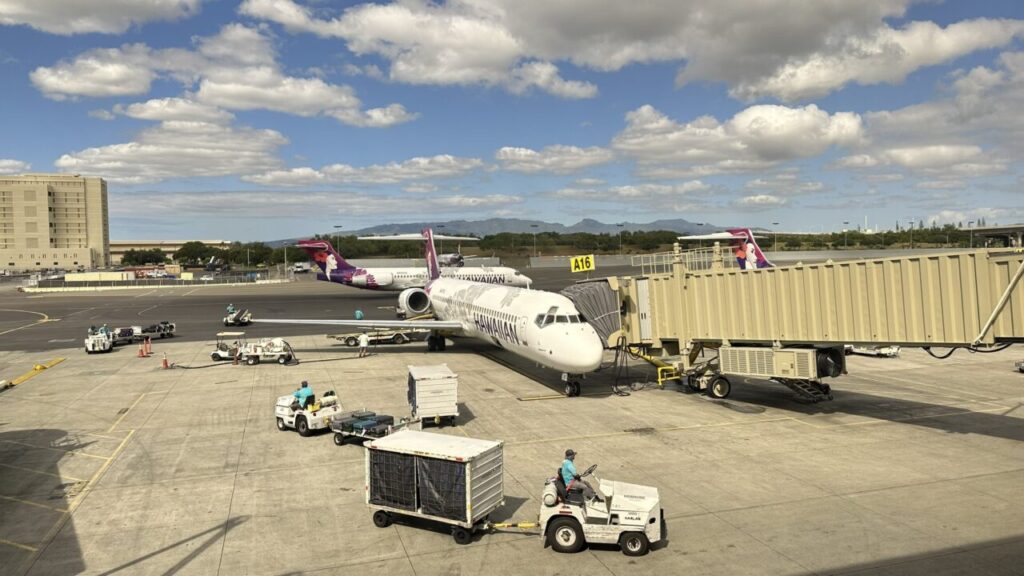 ホノルル空港に駐機するハワイアン航空の島間便
