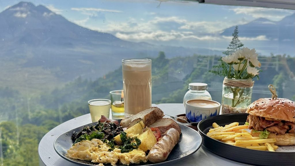 バトゥール山を背景に並ぶMONTANA DEL CAFEの朝食