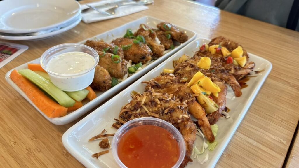 Lilikoi Bar and Grillのチキンウィングとココナッツシュリンプ
