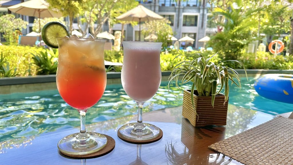 ホテルの中庭プールを眺めながら飲んだ2種類のドリンク