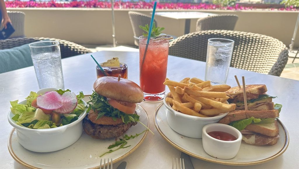 リッツカールトン・ワイキキ|バーガーとクラブサンドイッチのランチ