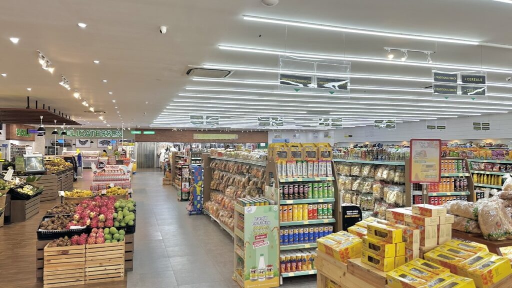 生鮮食品も並ぶ店内