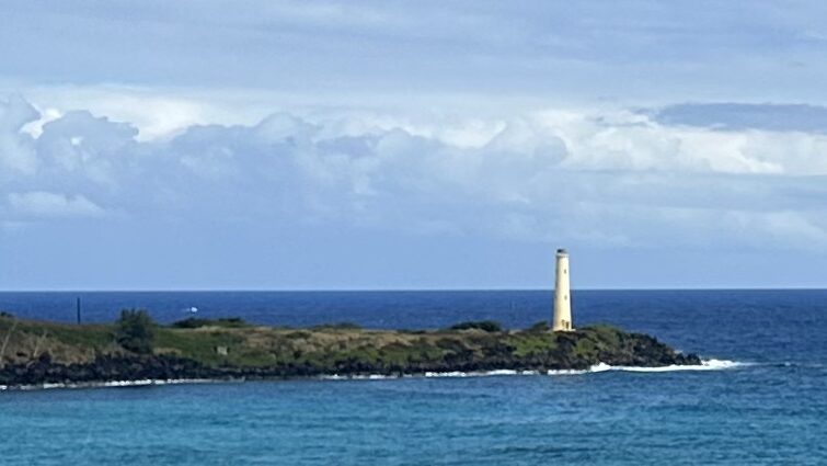 カラパキ湾の沖に立つニニニ・ポイント灯台