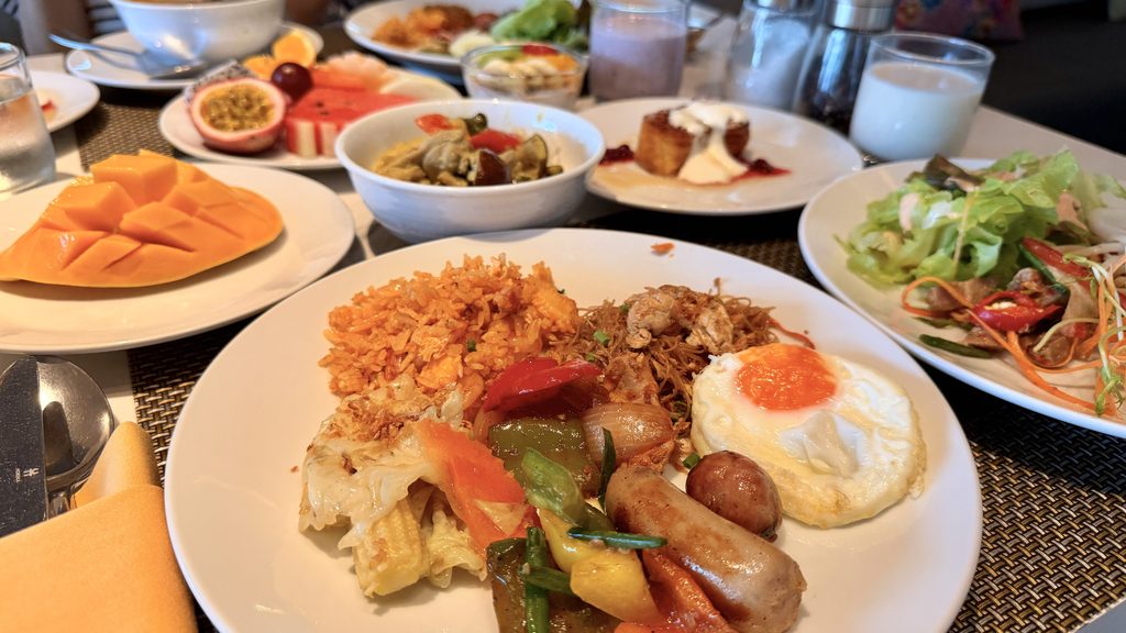 JWカフェの朝食でいただいた料理とフルーツ