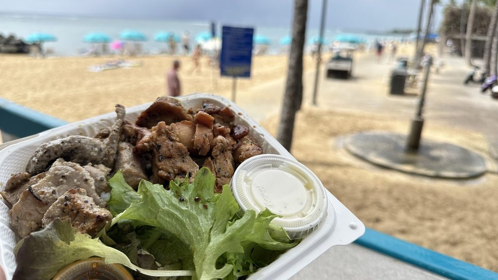 リッツカールトン・ワイキキ|ビーチ沿いのSTEAK SHACKで購入したプレート