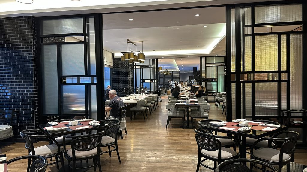 朝食時間帯のBrasserie 25の客席