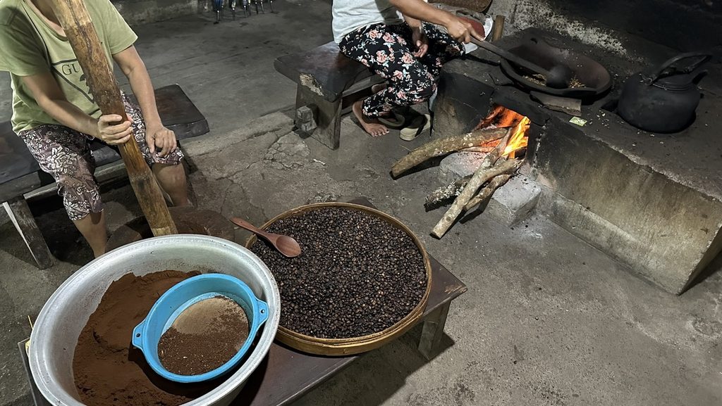 火を使ってコーヒー豆を煎り、すりつぶす作業