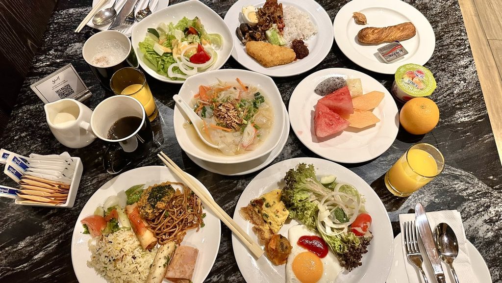夫婦で選んだナシレマ、麺料理、卵料理、サラダなど