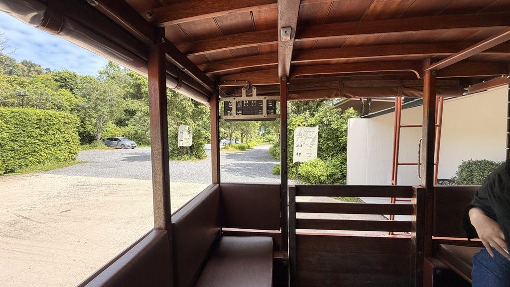 側面が開いた専用車の車内とベンチ席