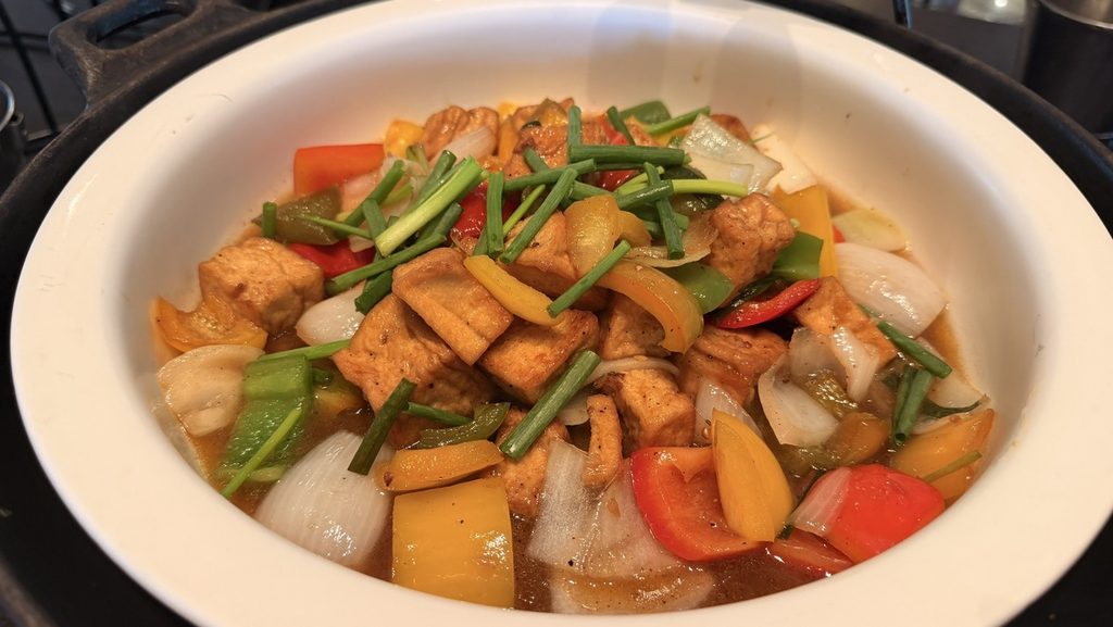 朝食ビュッフェの豆腐と野菜の炒め物