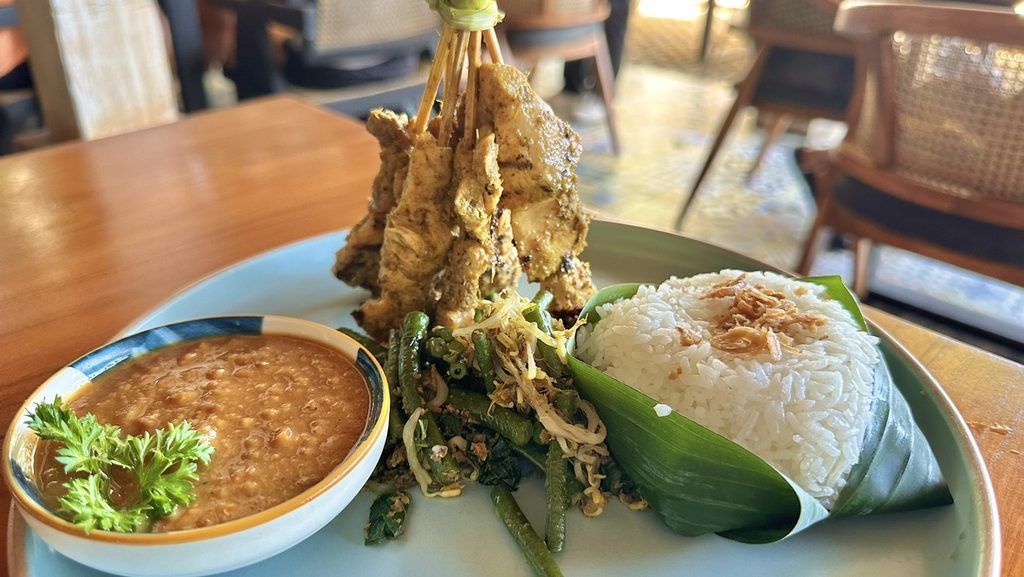 ピーナッツソースを添えたWarung Bejanaのチキンサテ