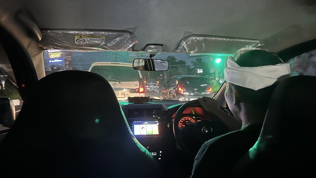 車内から見た日本語ドライバーのトラさん